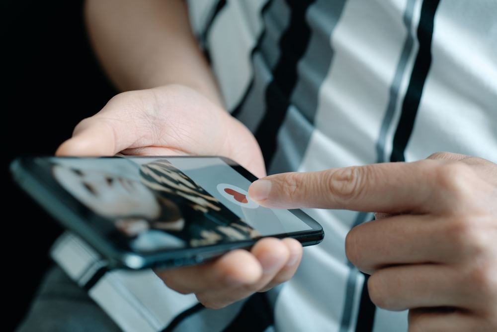 Can You Go to Jail for a Fake Online Dating Profile in FL?